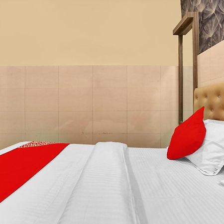 Hotel O Nandi Palace Lodging And Boarding Ulhasznagar Kültér fotó
