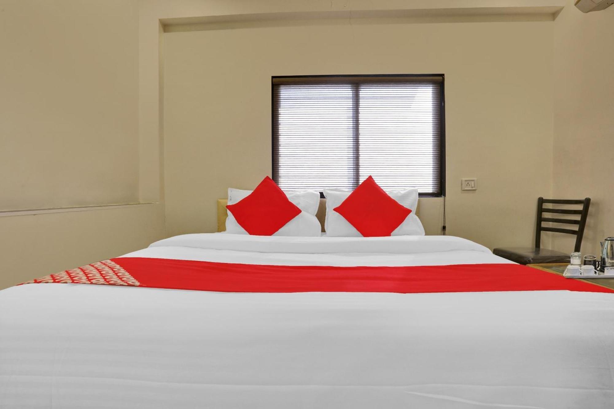 Hotel O Nandi Palace Lodging And Boarding Ulhasznagar Kültér fotó