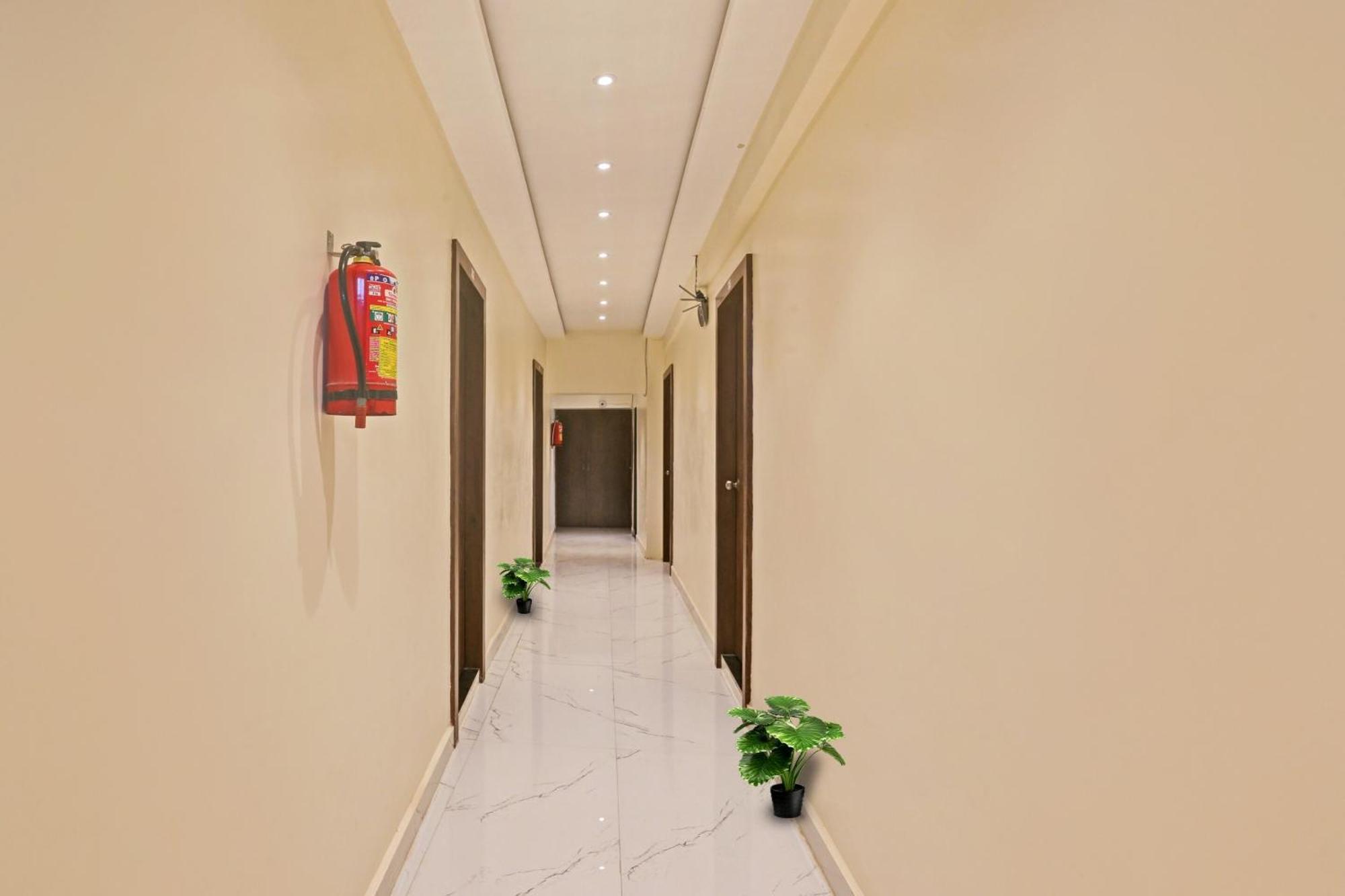 Hotel O Nandi Palace Lodging And Boarding Ulhasznagar Kültér fotó