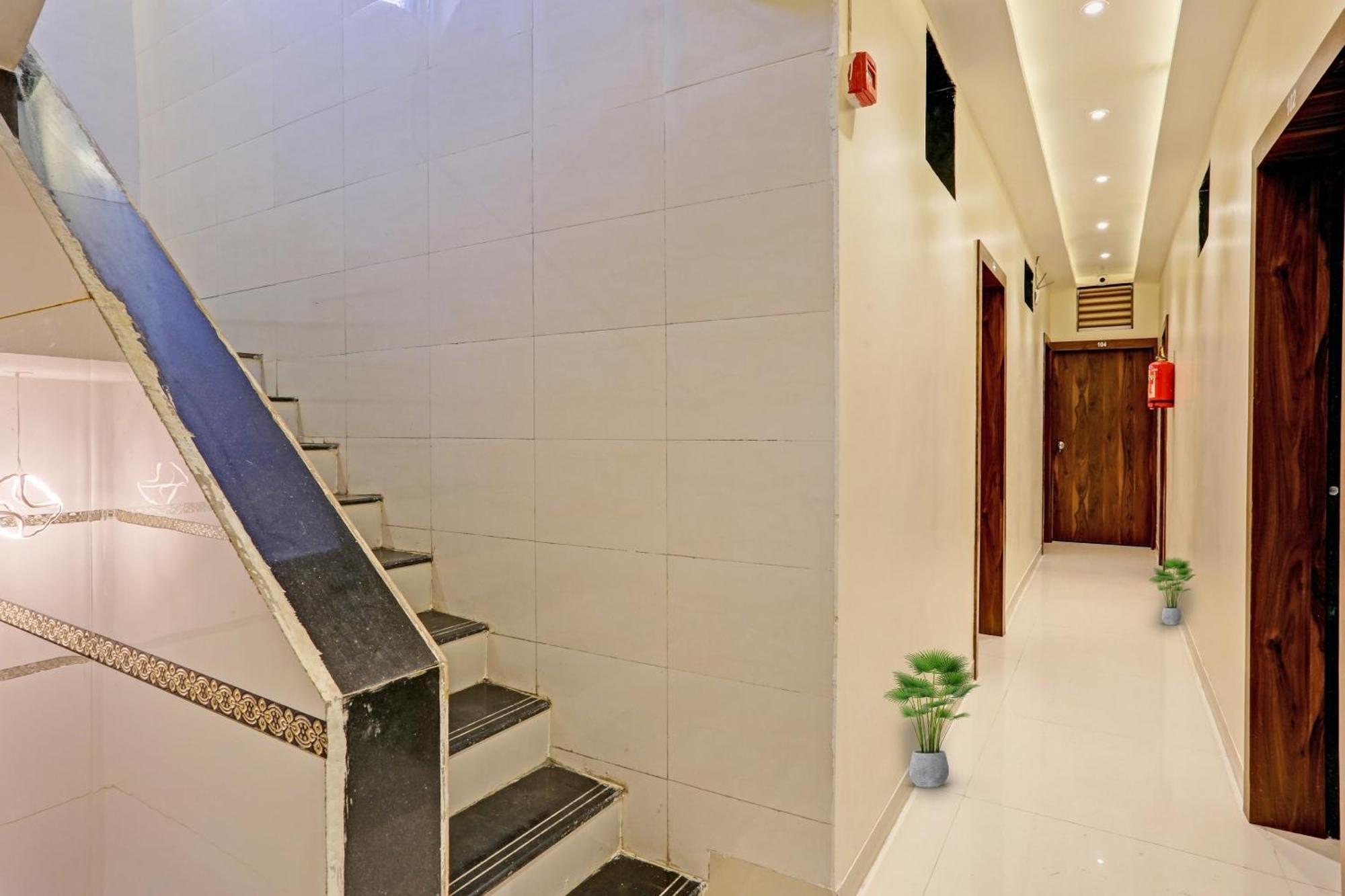 Hotel O Nandi Palace Lodging And Boarding Ulhasznagar Kültér fotó